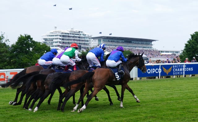 The field leaves the stalls for the Coronation Cup 