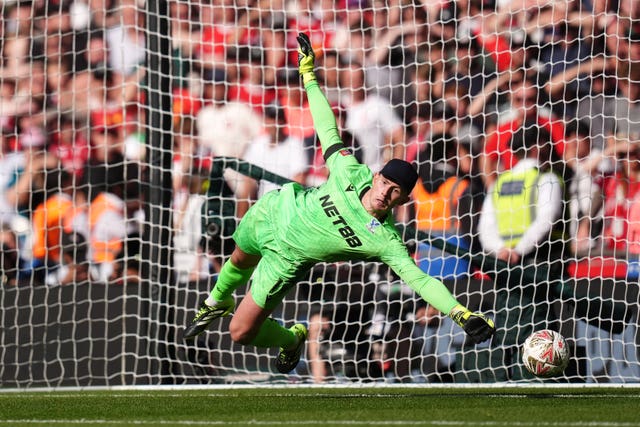 Dean Henderson saves the penalty from Alexis Mac Allister