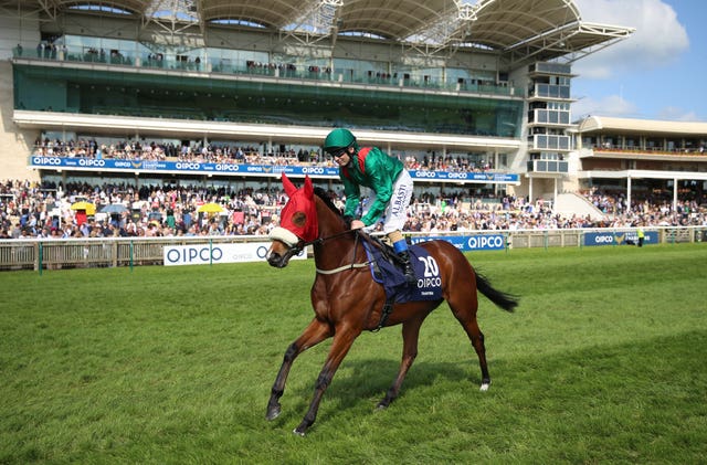 Tahiyra and Chris Hayes going to post before the Qipco 1000 Guineas 