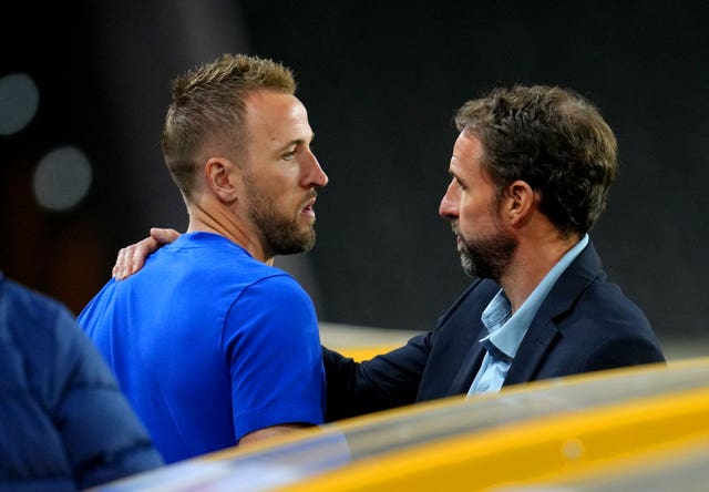 Gareth Southgate speaks to Harry Kane after the 4-0 loss to Hungary
