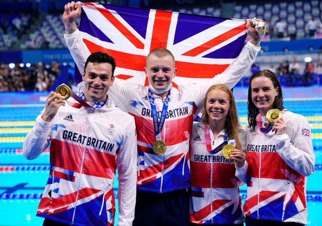 Adam Peaty, James Guy, Anna Hopkin and Kathleen Dawson receive their gold medals for the mixed 4 x 100m medley relay
