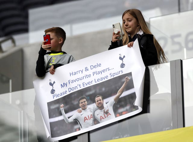 Young fans displayed a banner urging Kane to stay 