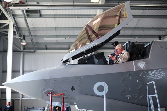 Prince of Wales inspects F-35