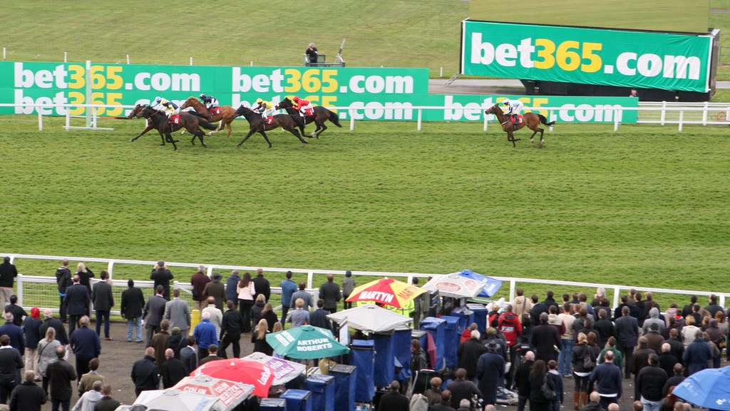 Racing at Sandown