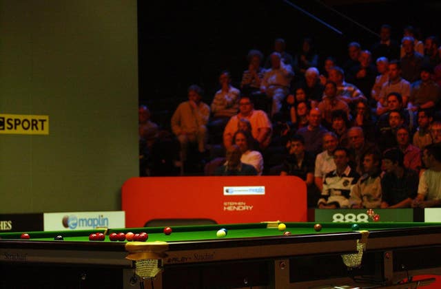 O’Sullivan concedes the match against Hendry at the UK Snooker Championships in 2006