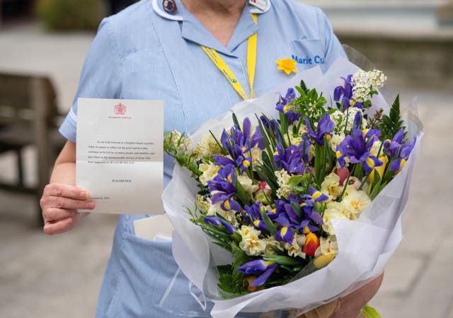 Flowers and a message from the Queen to staff at St Bartholomew’s Hospital (Dominic Lipinski/PA)