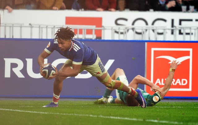 Theo Attissogbe breaks through to score a try