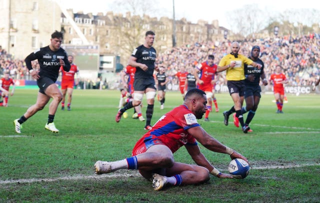 Joe Cokanasiga touches down for Bath 