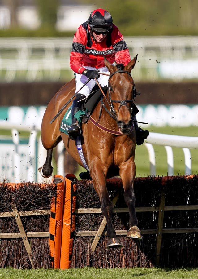 Ahoy Senor winning over hurdles at Aintree