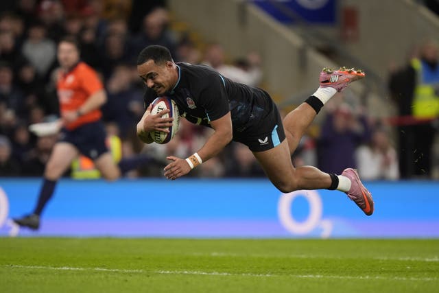 Max Ojomoh scores his team’s opening try