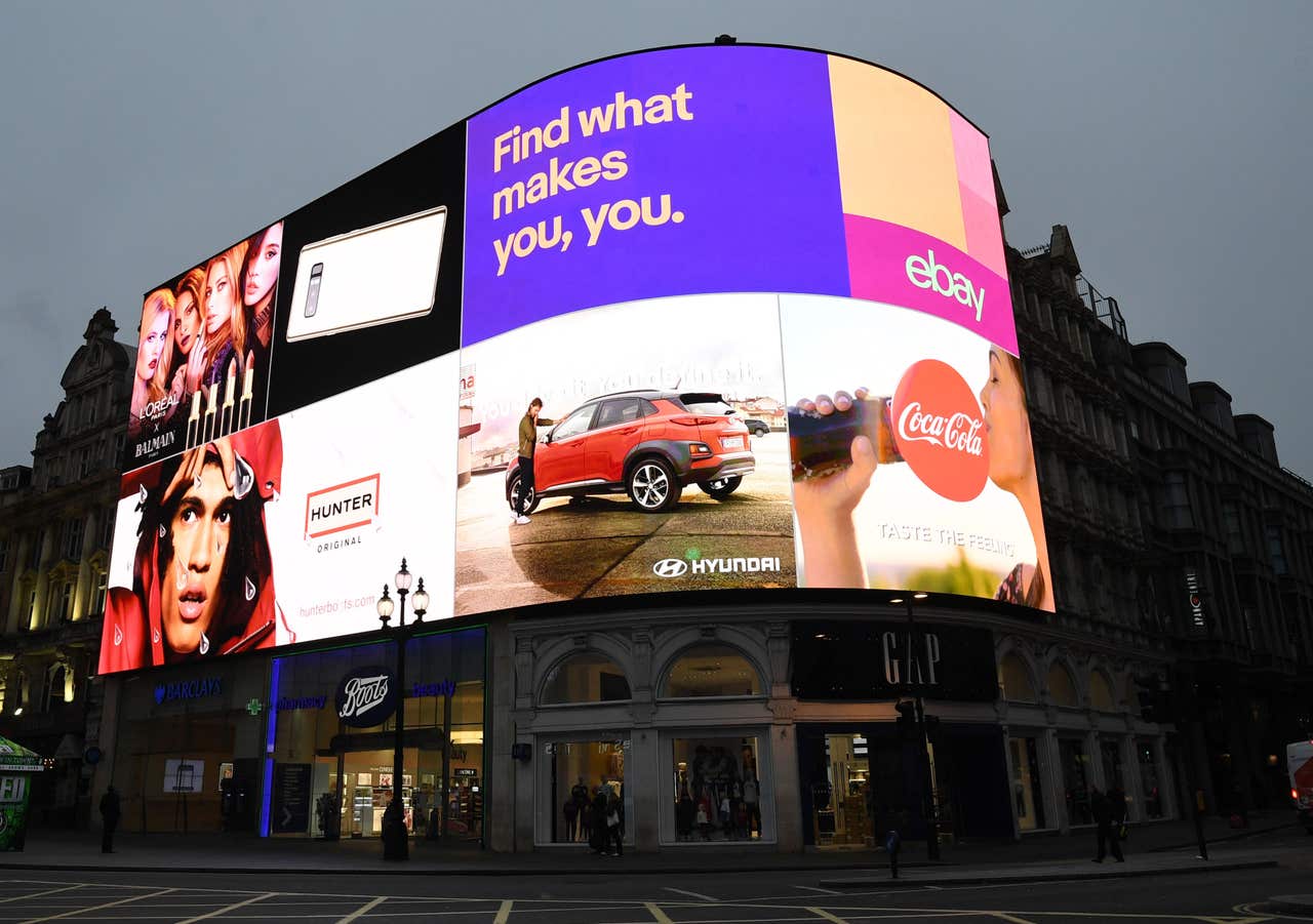 Интересные рекламы Piccadilly Circus. Скрин рекламы. Piccadilly Circus is the meeting point of. Английский центр реклама.