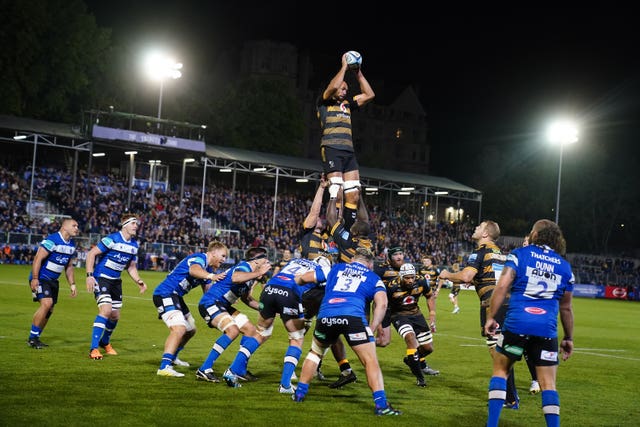 A line-out during Bath v Wasps