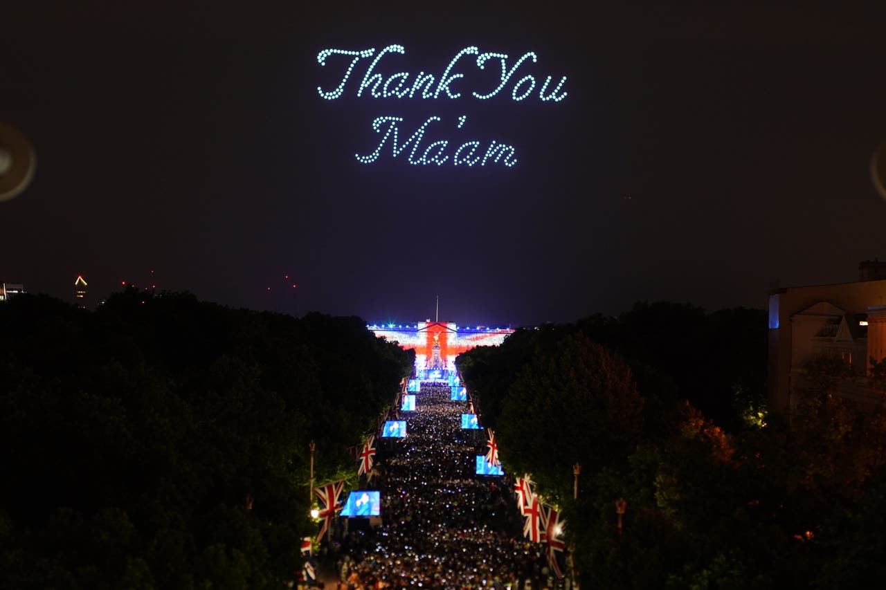 In pictures Stars pay tribute to Queen in Platinum Jubilee concert