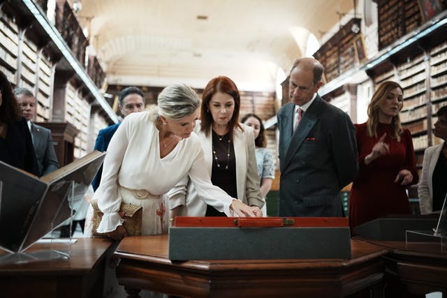 Edward and Sophie viewing artefacts