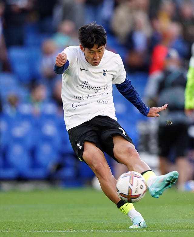 Son Heung-min warms up wearing a T-shirt with a tribute in memory of fitness coach Gian Piero Ventrone