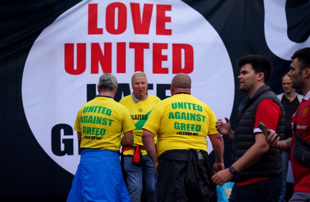 Fans wearing anti-Glazer t-shirts