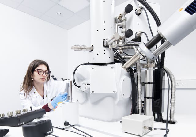 Irene Bargagli, conservation and heritage science technician at Historic England, operating the Scanning Electron Microscope