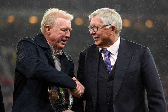 Former Manchester United and FC Twente coach Steve McClaren, left, is presented with a plaque by Sir Alex Ferguson 