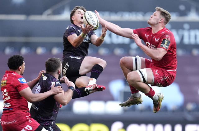 Ospreys’ Jack Walsh and Scarlets’ Taine Plumtree (right) attempt to claim the ball 
