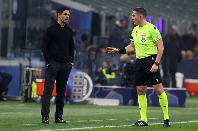 Referee Istvan Kovacs speaks with Arsenal manager Mikel Arteta on the touchline