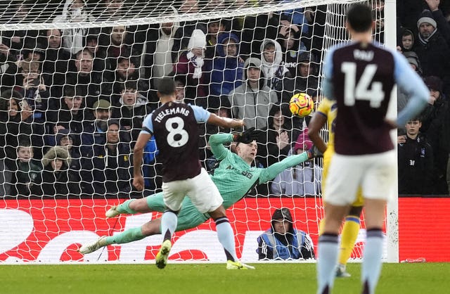 Dean Henderson saves Youri Tielemans' penalty