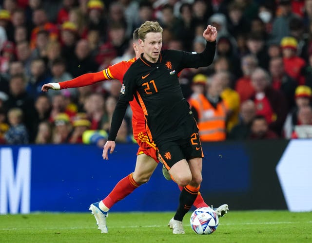 Manchester United are pushing to sign Barcelona's Frenkie de Jong
