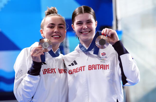 Andrea Spendolini Sirieix holding up her bronze medal