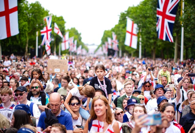 Fans on the Mall