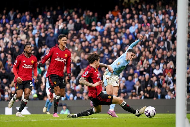 Phil Foden scores Manchester City's crucial second