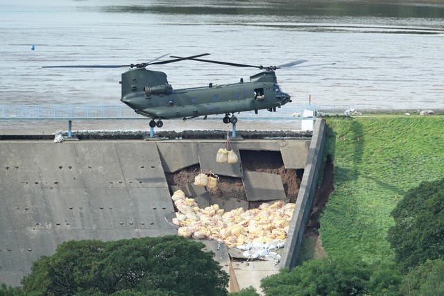 The RAF Chinook flies in sandbags
