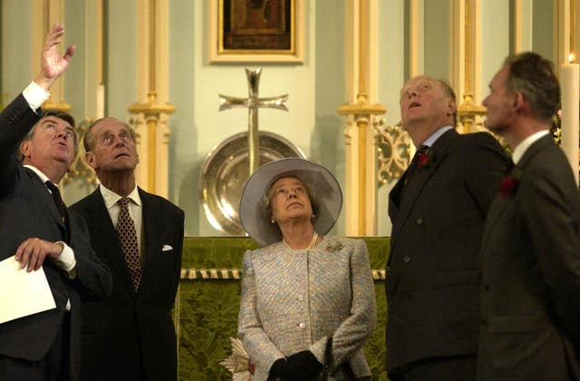 Queen inspects newly restored chapel ceiling