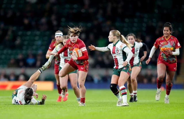 Claudia Pena running with the ball