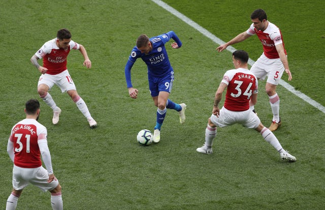 Jamie Vardy takes on the Arsenal defence