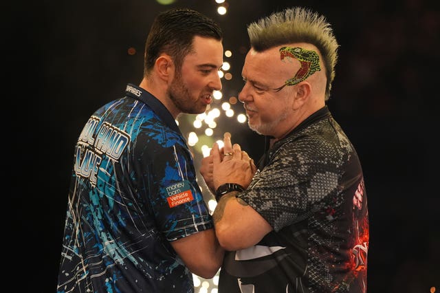 Luke Humphries (left) and Peter Wright