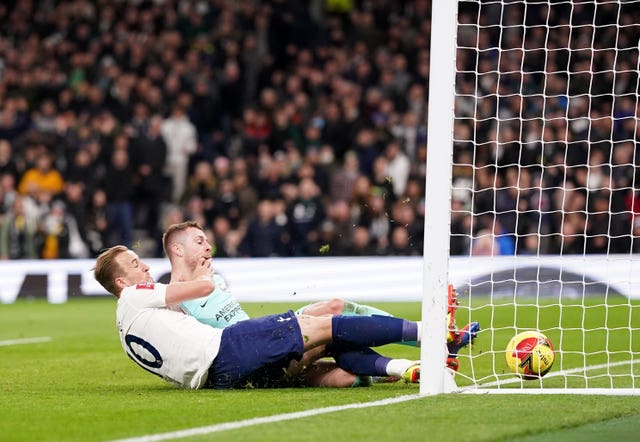Harry Kane slides home Tottenham''s third goal 