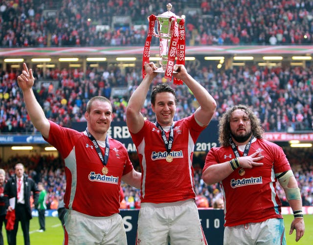 Ryan Jones (centre) celebrates with the Six Nations trophy