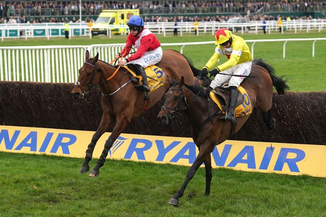 Protektorat (right) beat Envoi Allen in the Ryanair 