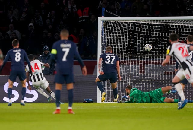 Newcastle’s Alexander Isak scores