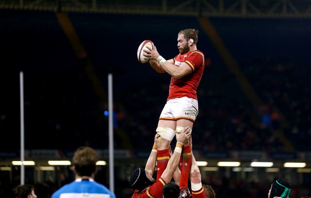 Alun Wyn Jones wins lineout ball against Argentina