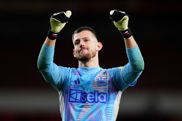 Martin Dubravka puts both thumbs up to the Newcastle fans