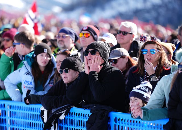 Fans reacts after watching Lindsey Vonn crashing out