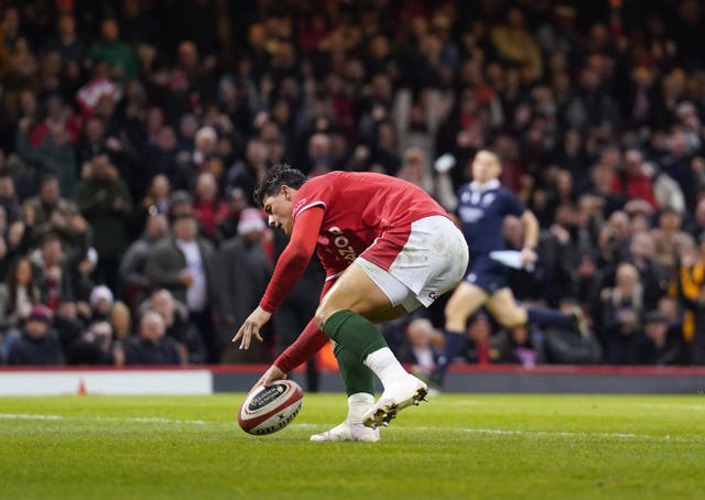 Louis Rees-Zammit scores a try for Wales