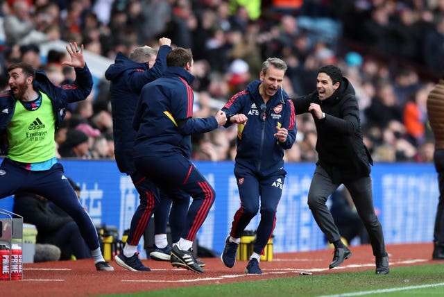 Arsenal's bench celebrate after Emiliano Martinez's own goal 
