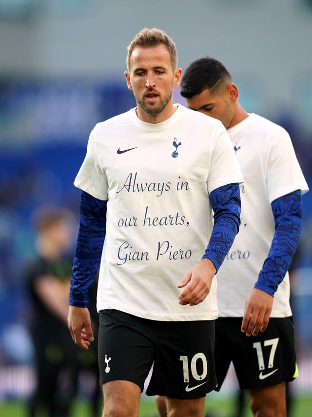 Harry Kane warms up wearing a T-shirt with a tribute in memory of fitness coach Gian Piero Ventrone