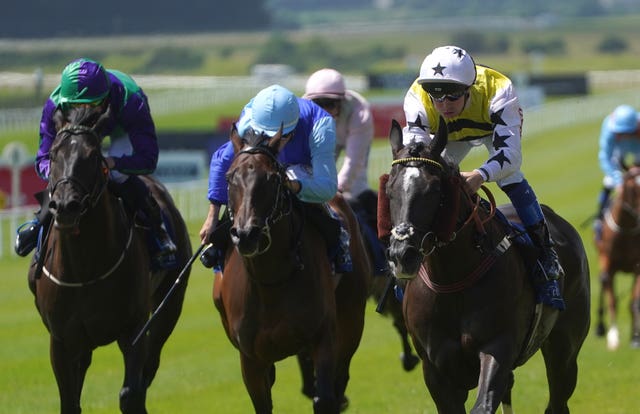 Commanche Falls (right) winning at the Curragh 