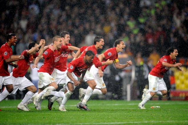 Manchester United players celebrate after Chelsea’s Nicolas Anelka misses his penalty