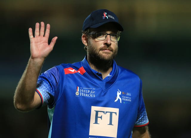 Daniel Vettori waves