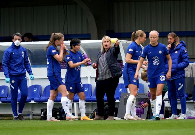 Emma Hayes (centre) gives instructions to her players