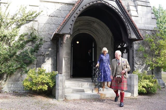 King and Queen on steps of Crathie church