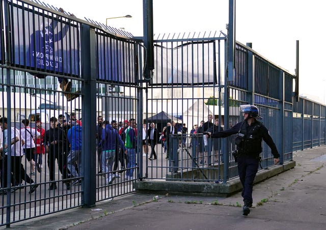 Police use pepper spray against fans outside the Stade de France